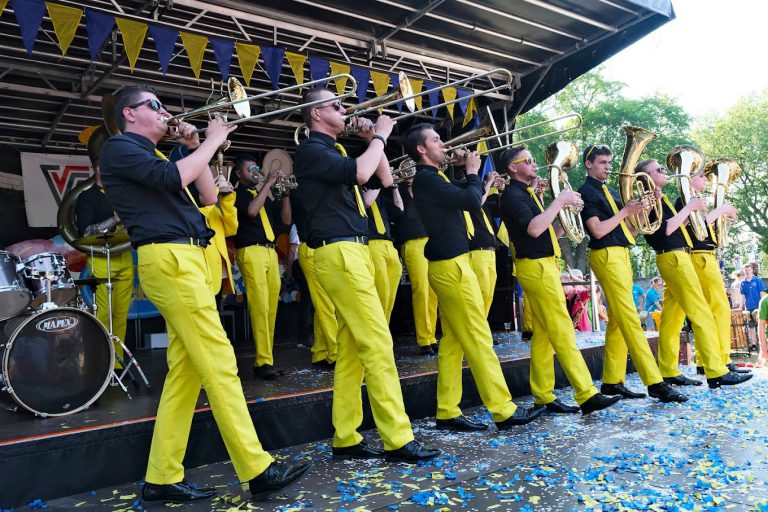 Regerend Nederlands Kampioen voor Dweilorkesten: The Brassholes uit Leiden